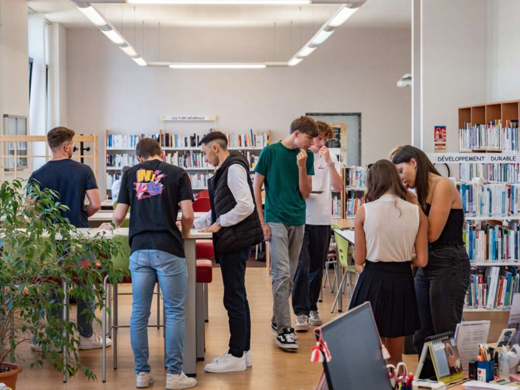 Étudiants à la BU de l'IUT Épinal-Hubert Curien