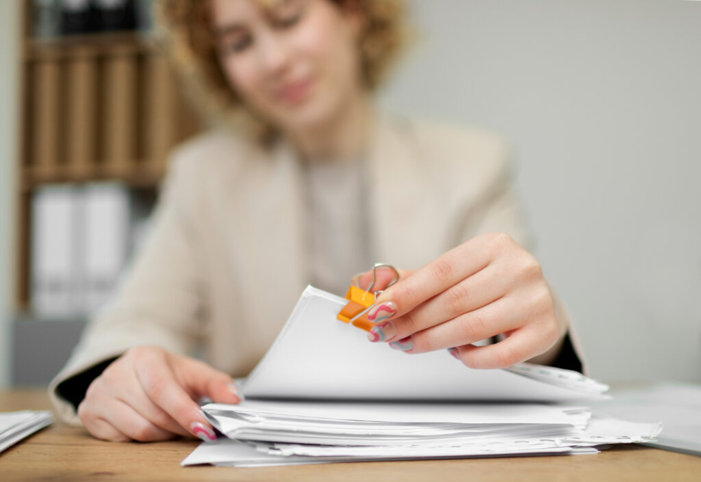 VAE-VAPP-femme qui classe des documents