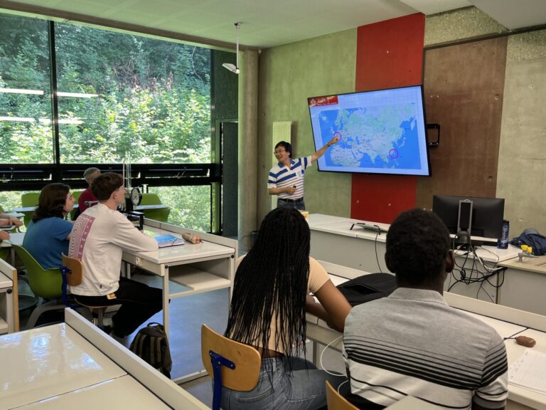 PR. CHEN avec les étudiants de l'IUT