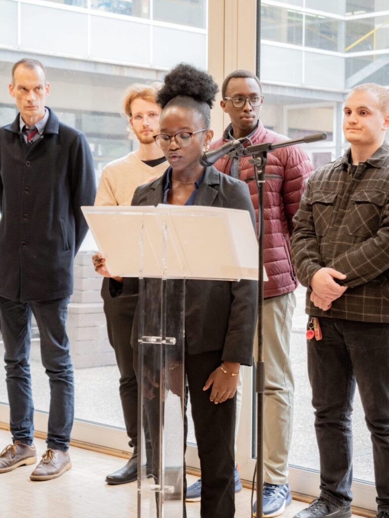 étudiant à la commémoration